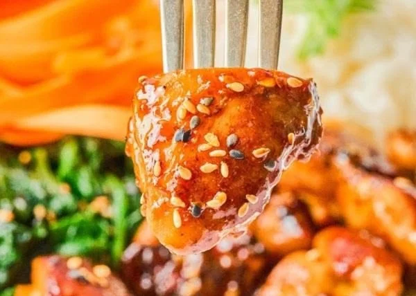 Delicious chili pepper paste chicken ready to serve with fresh vegetables.